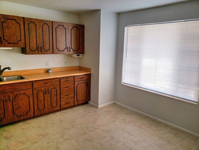 Building Photo - 2 Bedroom 1 Bath in Apartment in Salt Lake...