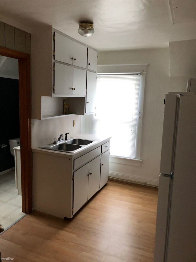 Building Photo - 2 br, 1 bath Duplex - 114 E 8th St Apt B