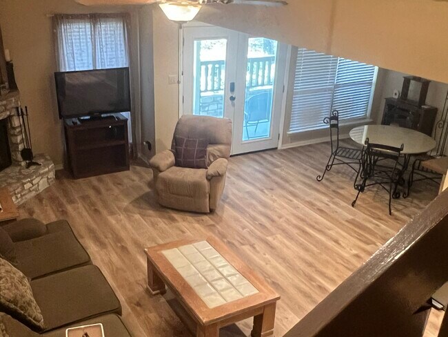 Building Photo - 307 Crestview