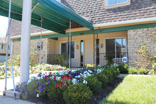 Building Photo - Braeburn Village