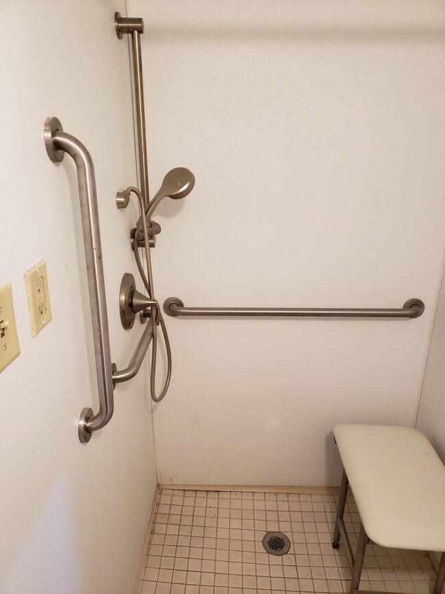 Walk-in Shower - 232 N Shippen St