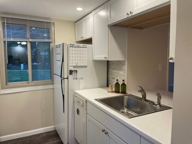 Building Photo - 2115 Melrose Dr