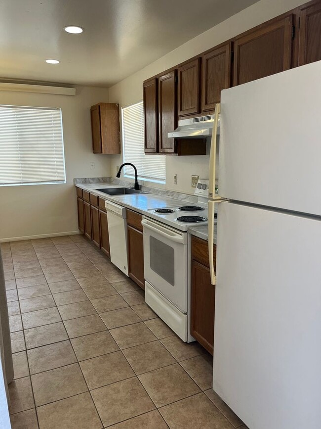 Building Photo - 3028 N Corrine Dr