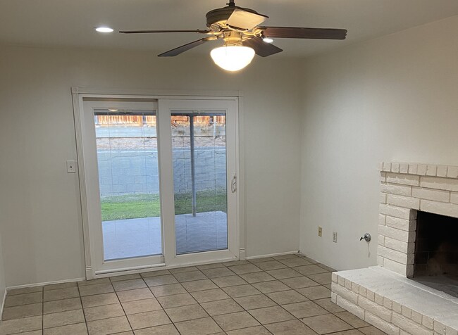 Building Photo - Large 3 Bedroom, 2 Bath Home on NE