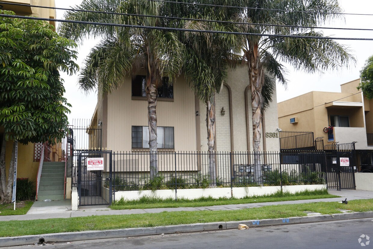 Foto del edificio - 8361 Cedros Ave