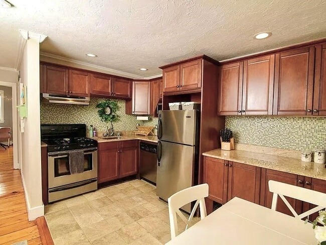 Building Photo - 206 Bunker Hill St