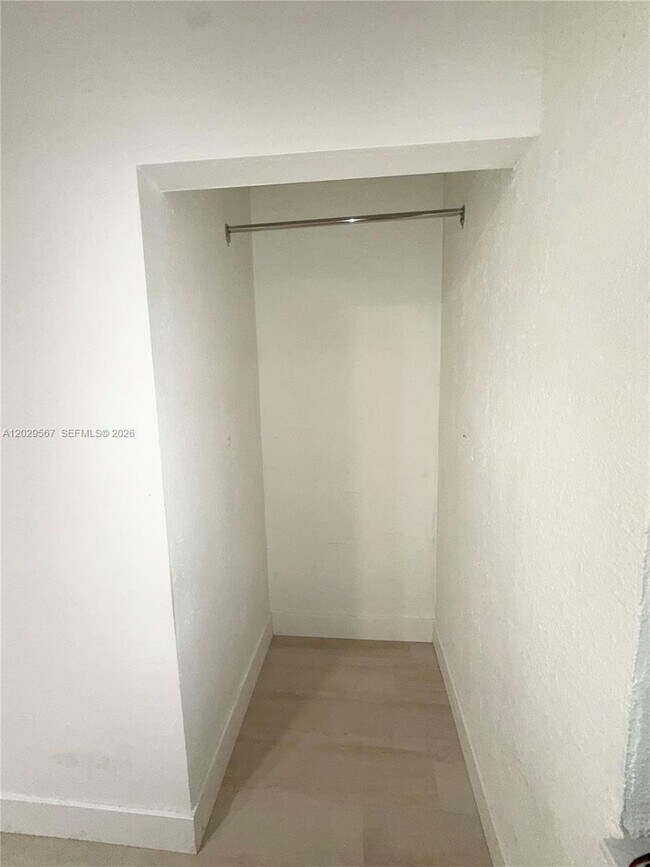 Foto del edificio - 620 NE 160th St
