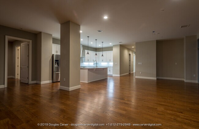 502 Sala de estar y cocina 1 - Falls Park Place