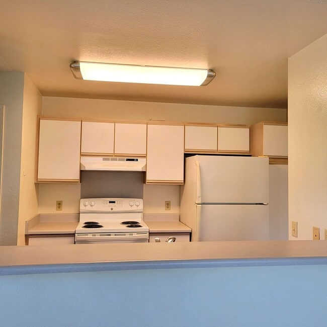 Building Photo - Northpointe Townhouse - 2 bedrooms, 2 baths, 2 parkings