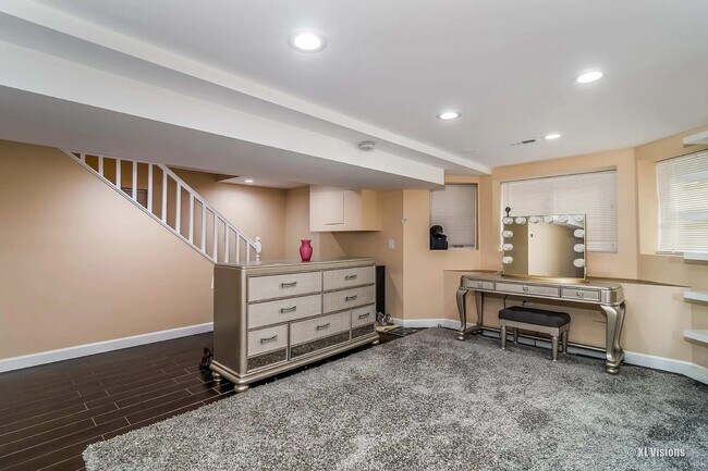 lower duplex - 2310 N Kenneth Ave