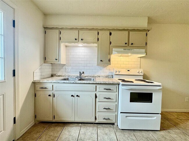 Foto del edificio - 411 E 3rd St