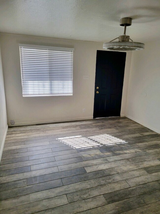 Building Photo - Beautiful 3 Bedroom Home Ready for immediate Move in!