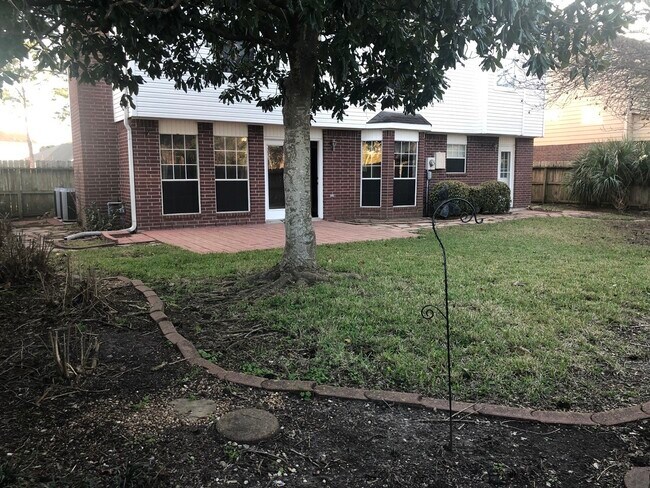 Foto del edificio - 819 Fern Springs Ct