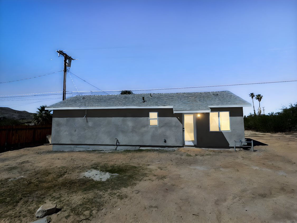 Primary Photo - 2 Bedroom 1 Bath Home - Large Lot - Close ...