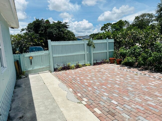 Building Photo - 1520 Barbarie Ln