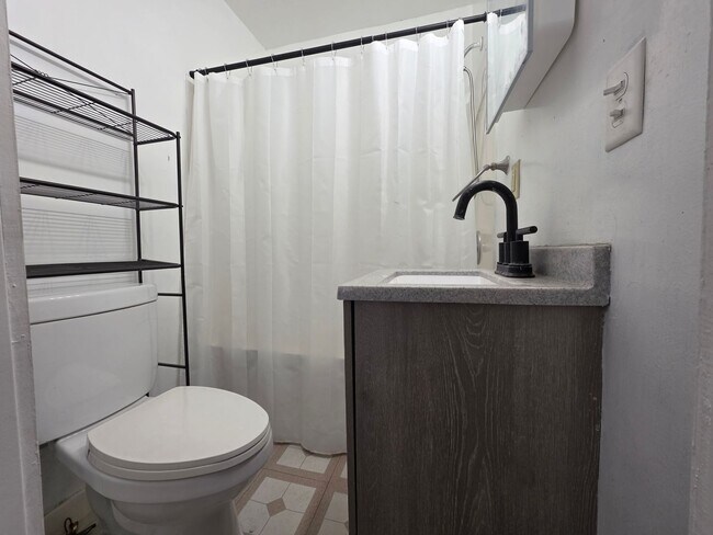 Foto del edificio - 3 bedroom 1 bath house in Marion Near Thomas Park.