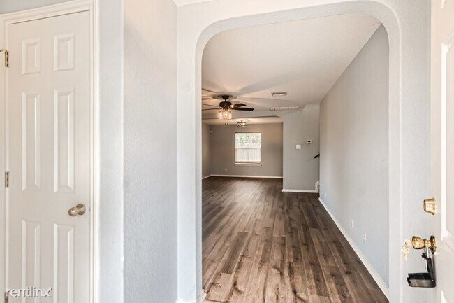 Building Photo - 3 br, 2.5 bath House - 701 Hollow Ridge UNIT