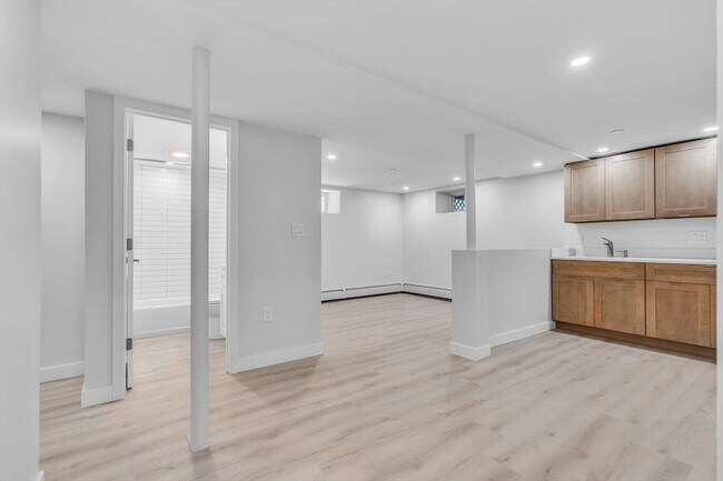 Building Photo - 74 Ruthven St