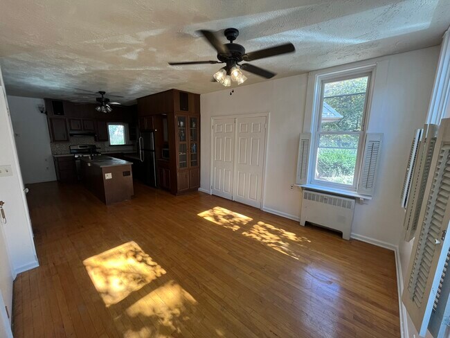 Foto del edificio - 237 E Walnut St