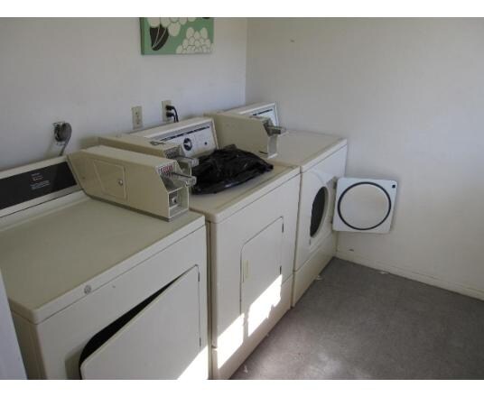 Laundry Facility - 2032-2040 Wyda Way