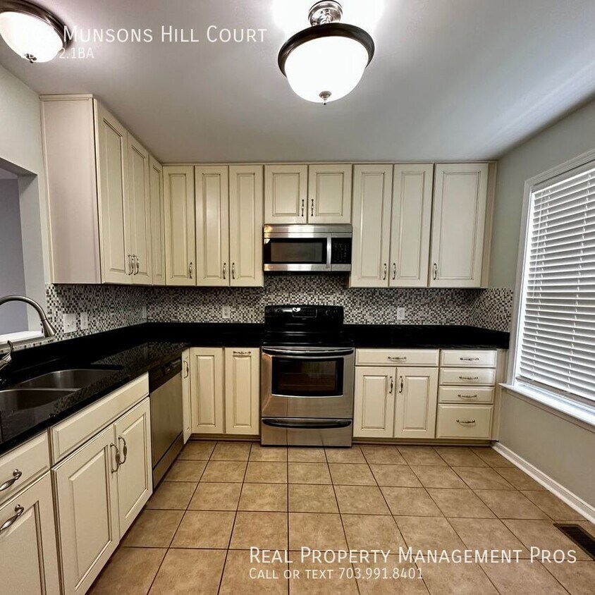Primary Photo - 3 Bed Townhome w/ Fenced backyard near I-95!