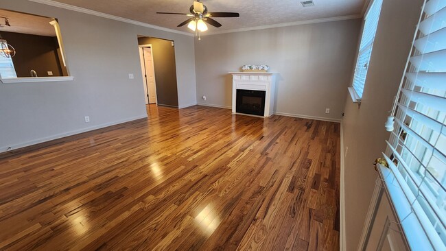 Foto del edificio - Updated, spacious townhome close to the in...