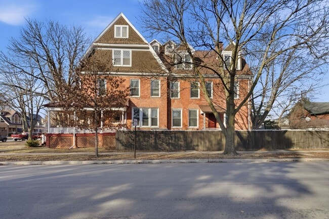 Building Photo - 2001 Orrington Ave