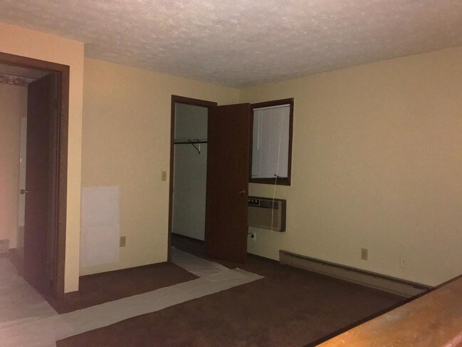 Building Photo - 827 Kerns Dr NE