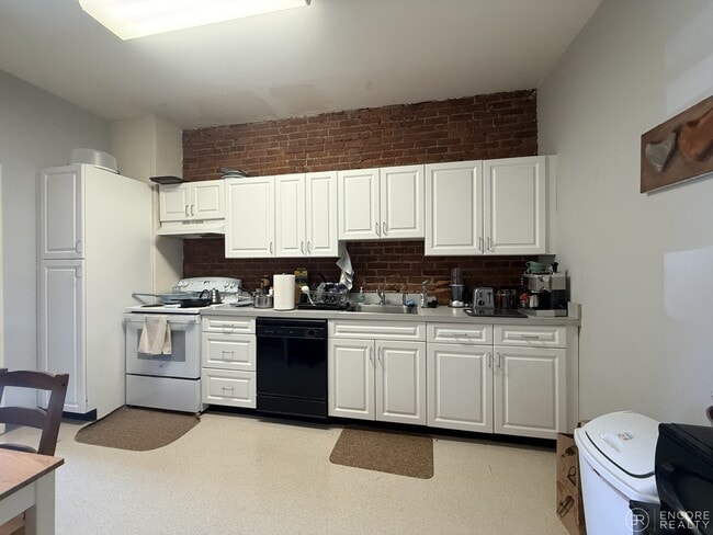 Building Photo - 17 Stearns Rd