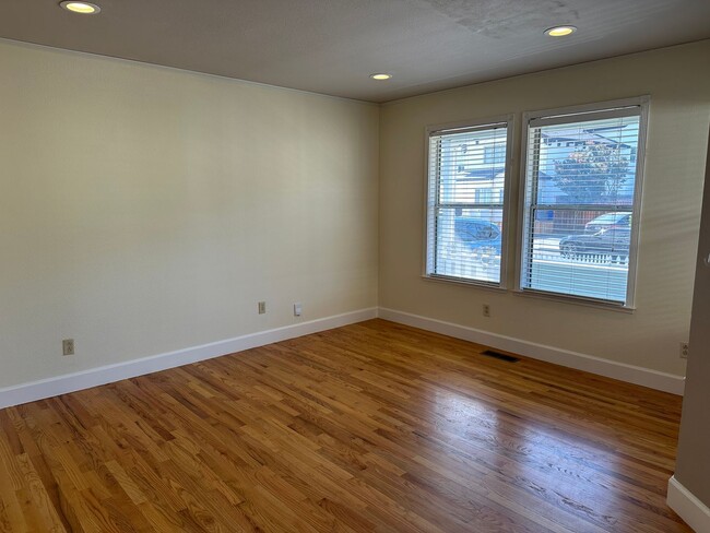 Building Photo - Perfectly located 3 bedroom, 2.5 bathroom ...