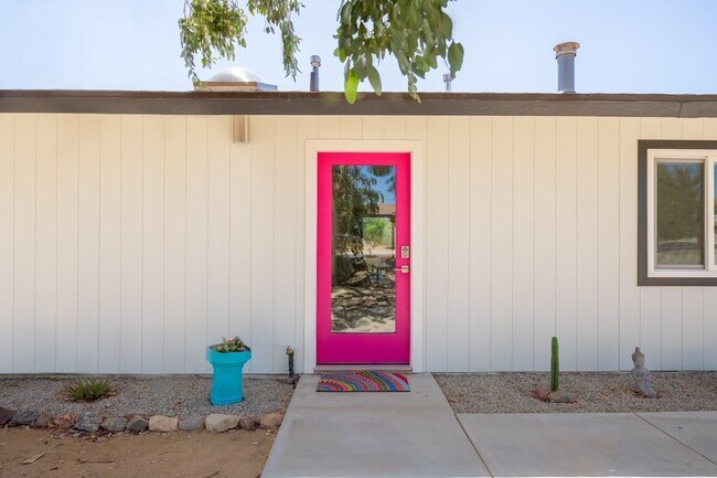 Foto del edificio - 2 Bedroom 1 Bath Home in Joshua Tree - Ful...
