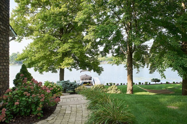 Foto del edificio - Available Now!  Extraordinary Lakefront, F...