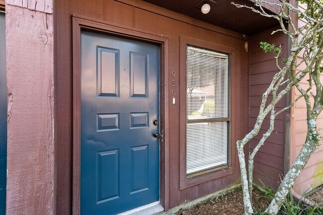 Building Photo - 956 Ridgepoint Court #15C