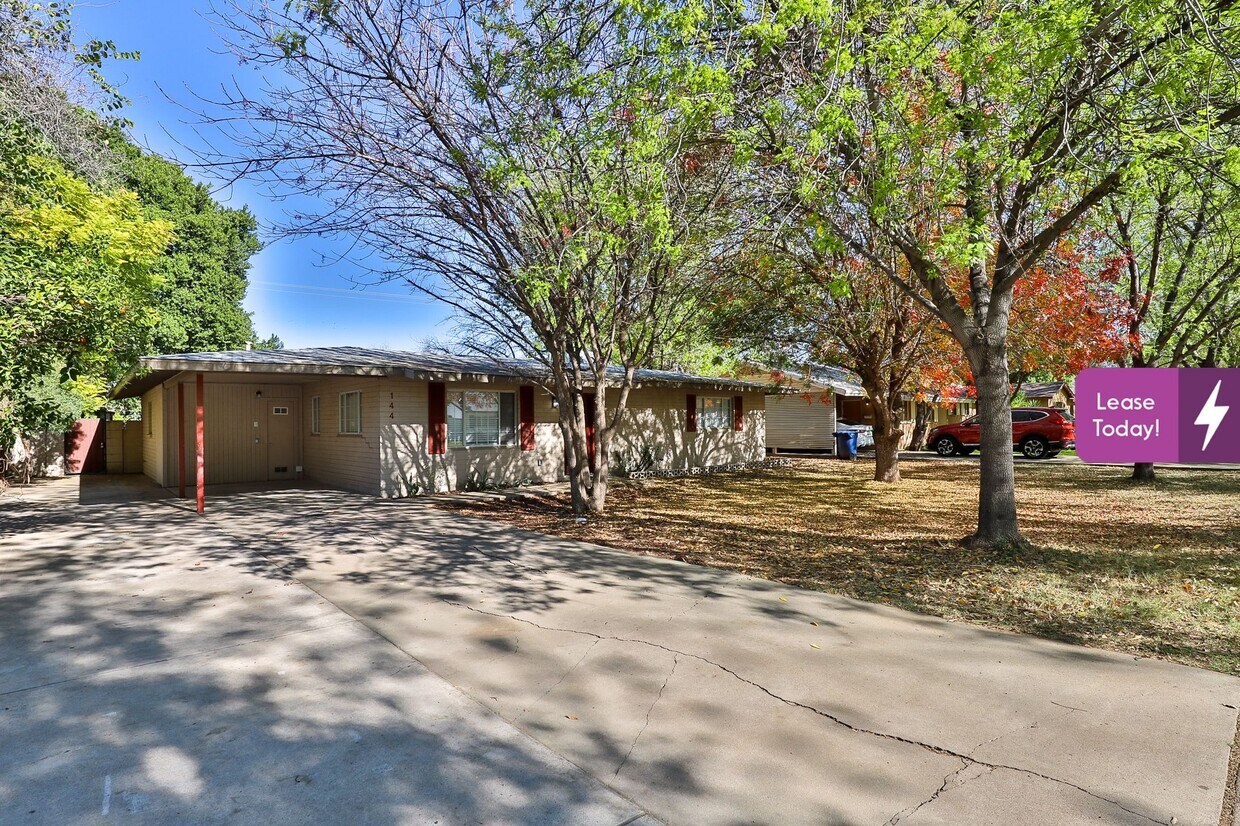 Primary Photo - 144 E Vista Del Cerro Dr