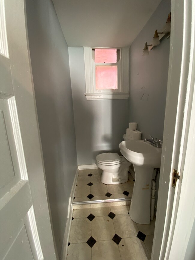 Foto del edificio - 4 Bedroom House Located Near UC's Campus