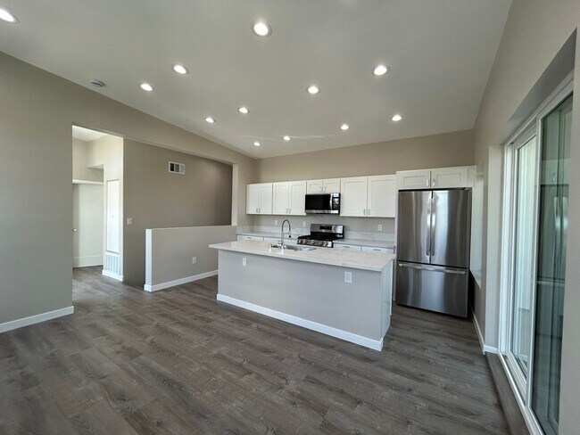 Building Photo - Newly Built 4 bed House! Prime Location