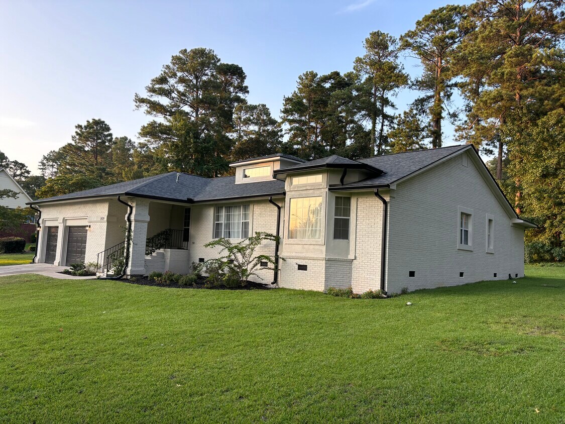 Foto principal - 3929 Bolton St