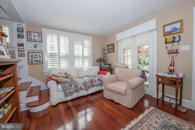 Building Photo - 1007 Larchmont Ave