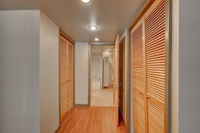 Building Photo - 1BR/1BA Comfortable Condo in Montclair Nei...