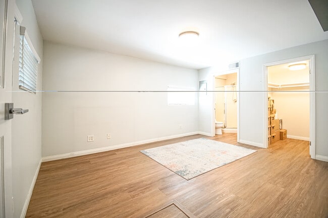 Building Photo - 10929 Landale St