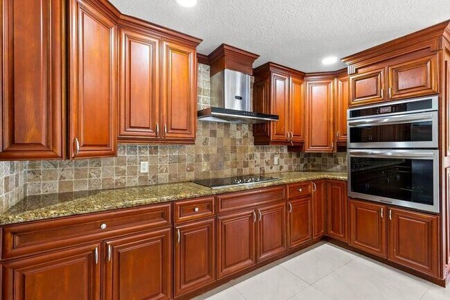 Foto del edificio - 4610 Pinetree Dr