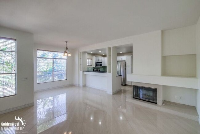 Building Photo - Elegant Dual Master 2Bdm 2.5Ba Townhome in...
