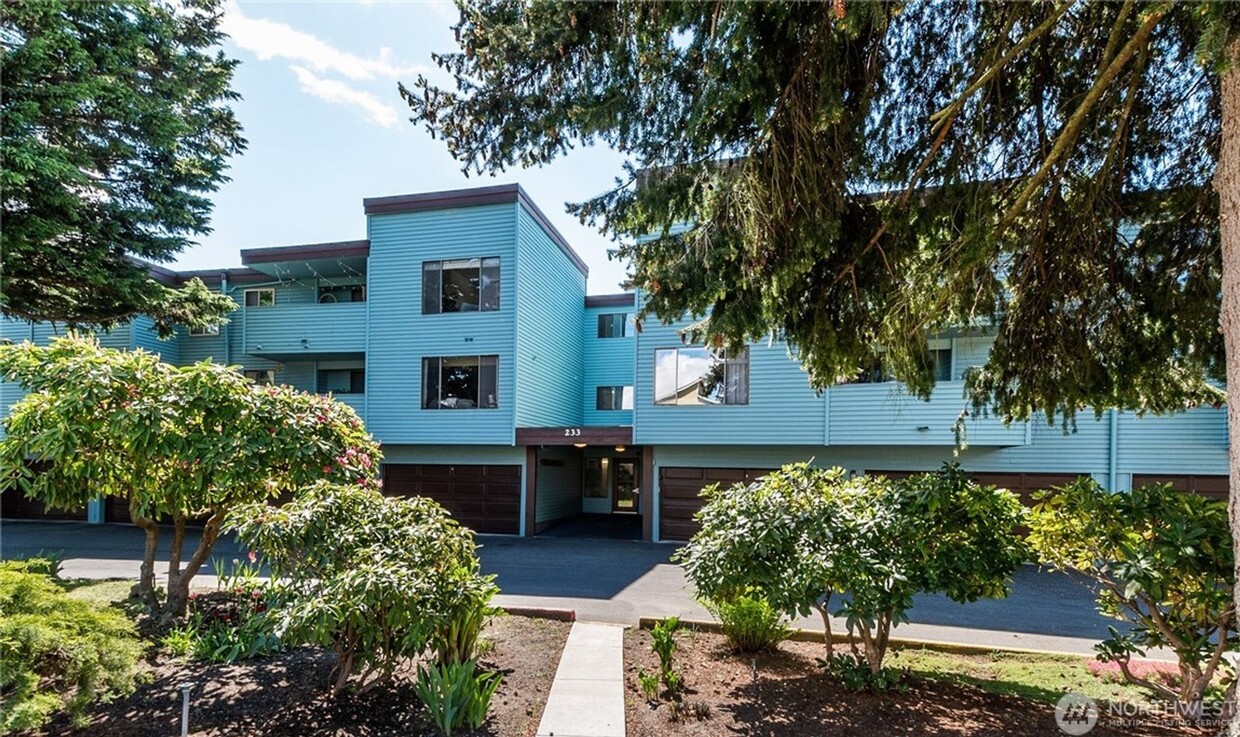 Primary Photo - Burien condo - 2 bedroom 1.25 bathroom wit...