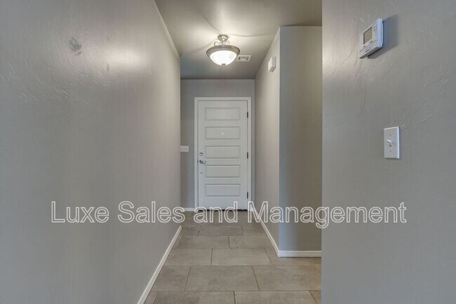 Foto del edificio - 6931 Mayberry Ln