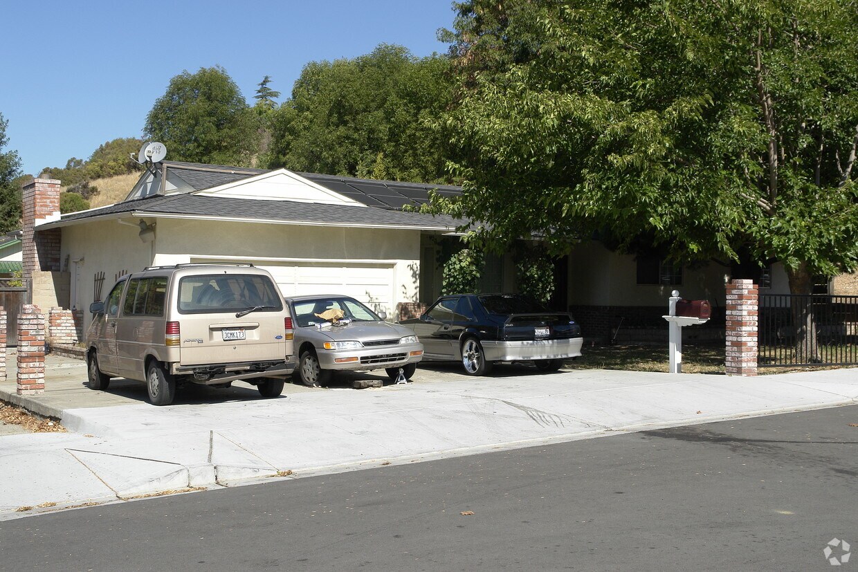 Primary Photo - 673-681 Overhill Dr
