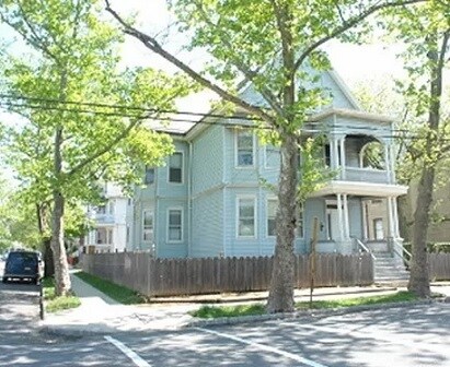 Building Photo - 142 Gordon St