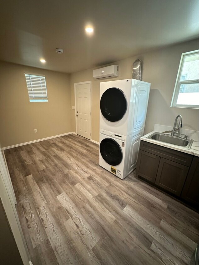 Foto principal - 10037 Densmore Ave
