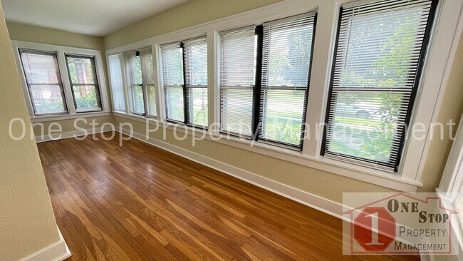 Foto del edificio - Charming 2-bedroom, 1-bath Duplex in Kansa...