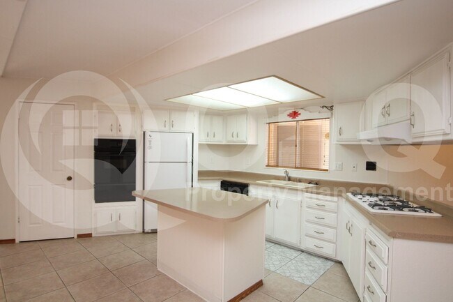 Foto del edificio - 8935 E Fairway Blvd