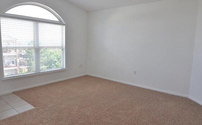 Building Photo - 1646 S Deframe St